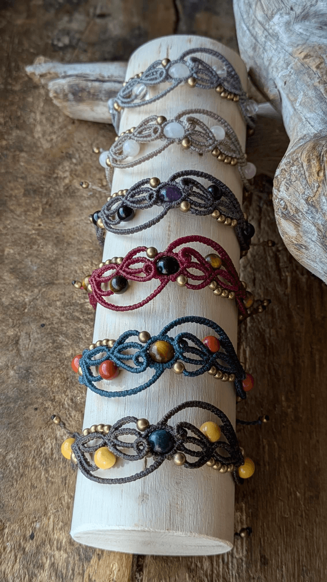 Bracelets féerique en macramé, pierres fines et laiton brut 