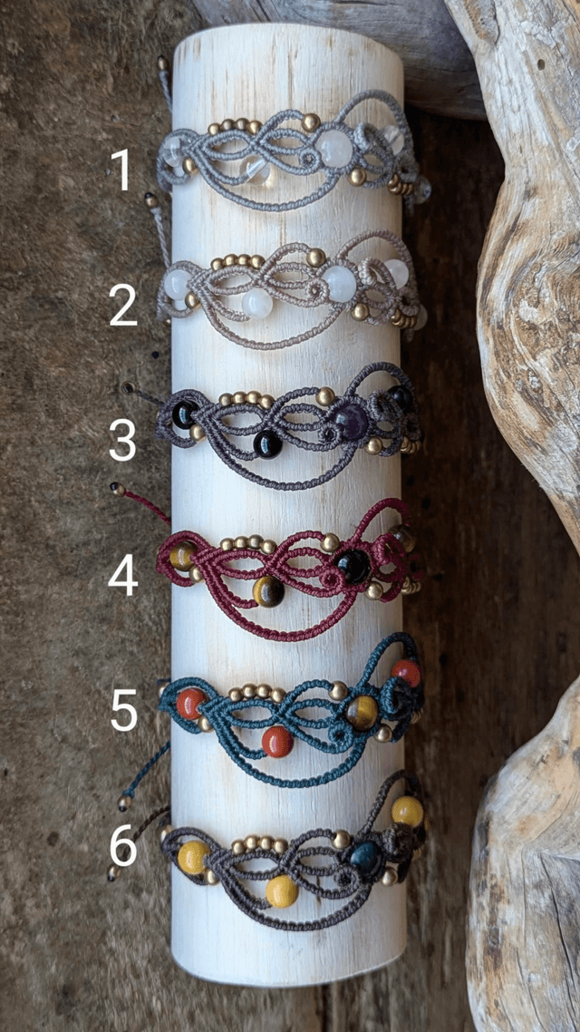 Bracelets féerique en macramé, pierres fines et laiton brut 