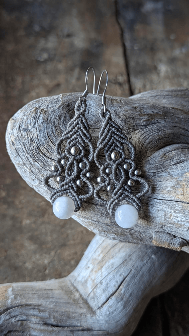 Boucles d'oreilles élégantes en macramé, pierres fines et acier inoxydable